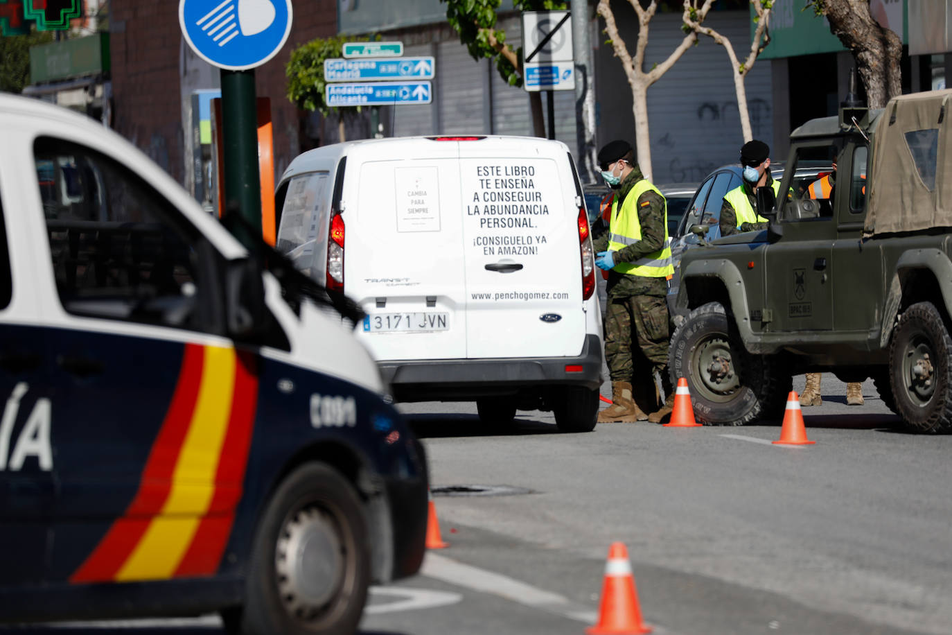 Fotos: Cerco en las carreteras a las escapadas de fin de semana