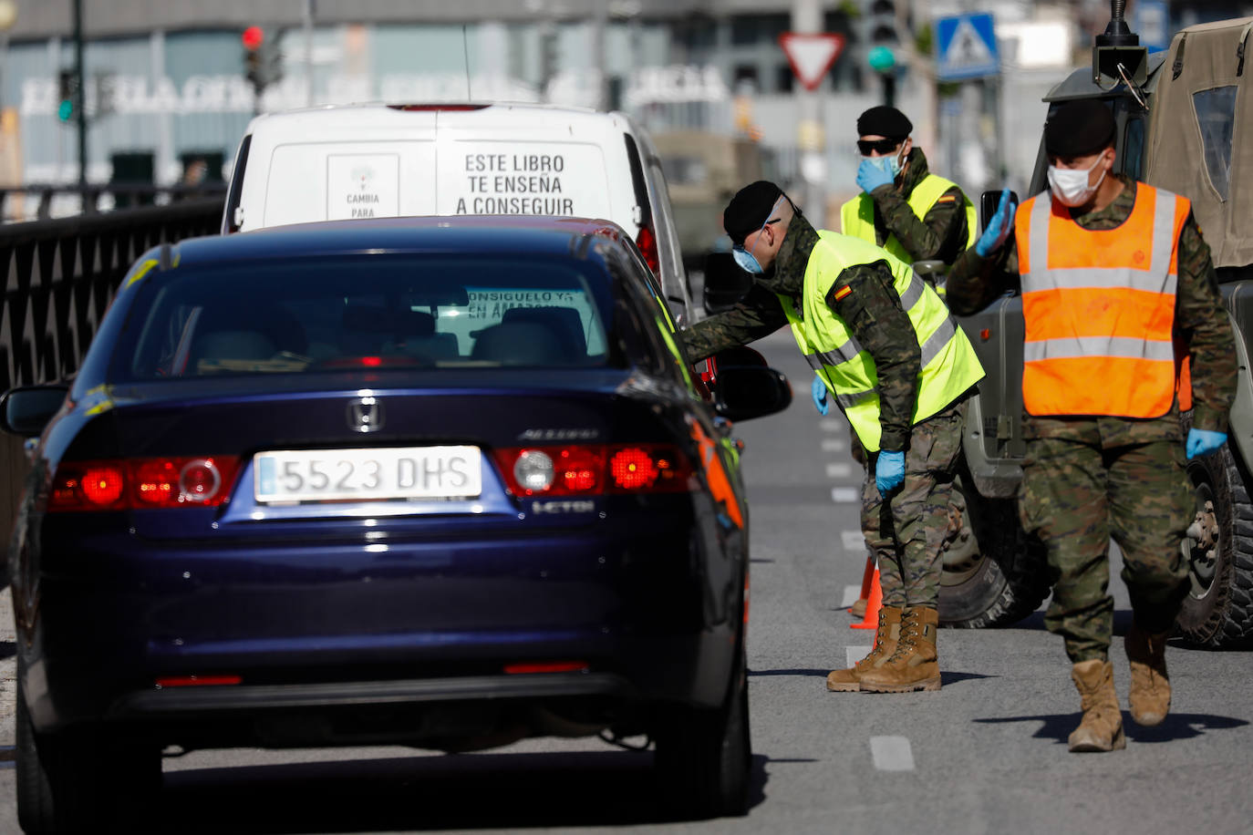 Fotos: Cerco en las carreteras a las escapadas de fin de semana
