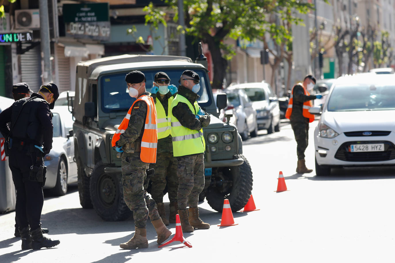 Fotos: Cerco en las carreteras a las escapadas de fin de semana