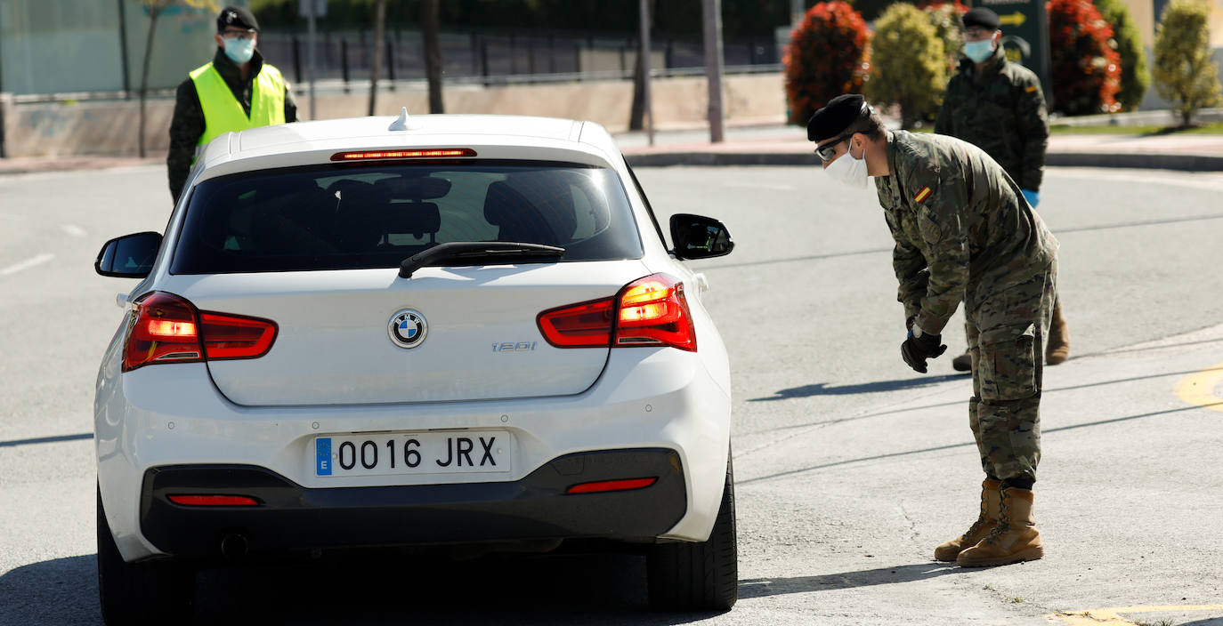 Fotos: Cerco en las carreteras a las escapadas de fin de semana
