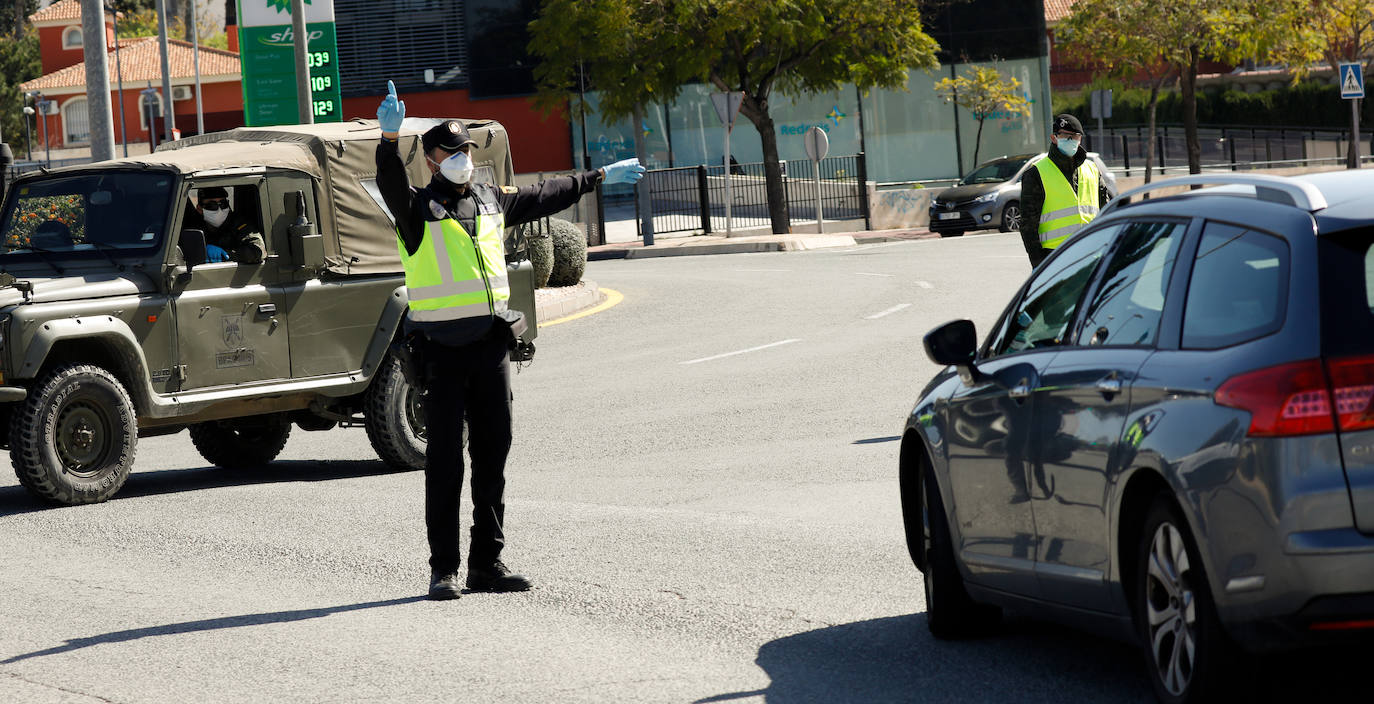 Fotos: Cerco en las carreteras a las escapadas de fin de semana