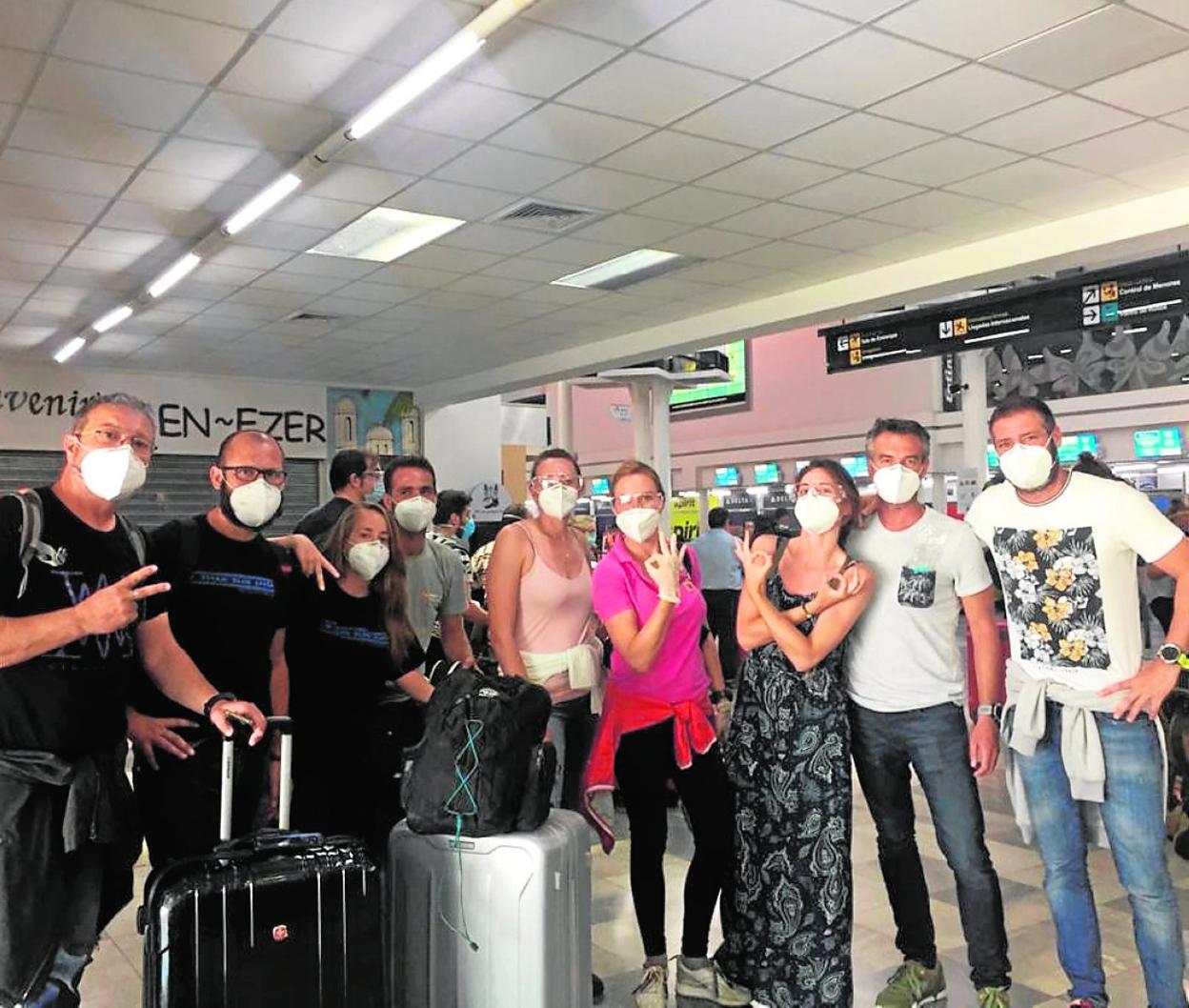 Un grupo de españoles, entre ellos dos murcianos, en un aeropuerto de Honduras antes de regresar a España. 
