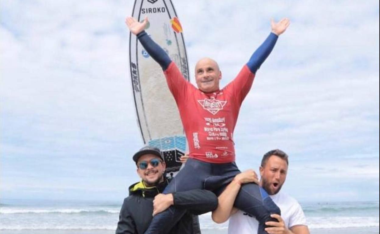Efrén Mompeán, deportista del Club Bahía Surf de Mazarrón, tras ganar el oro con España en el Campeonato del Mundo de surf adaptado.