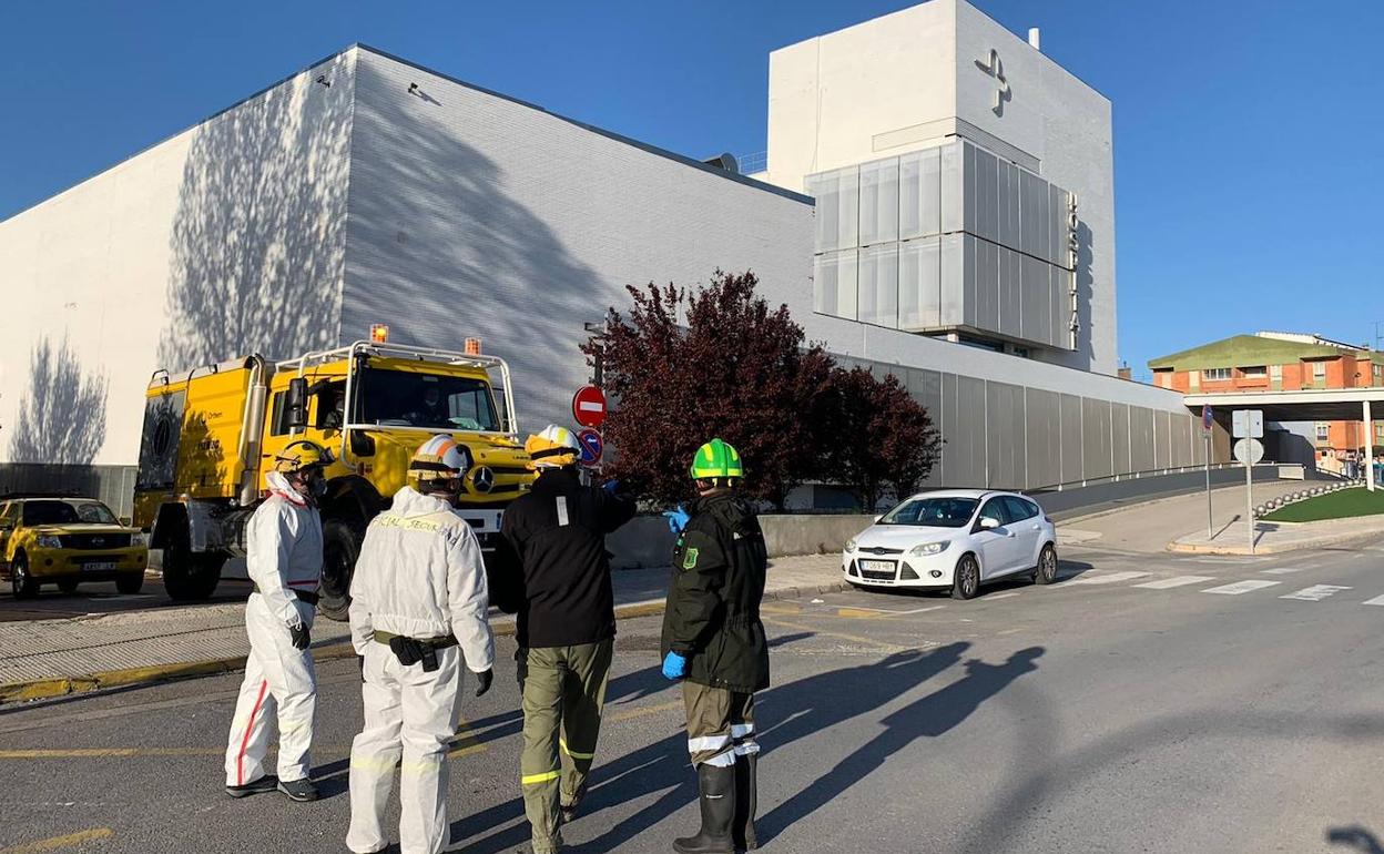 Operativo de la UDIF frente al Hospital Virgen del Castillo, en Yecla.