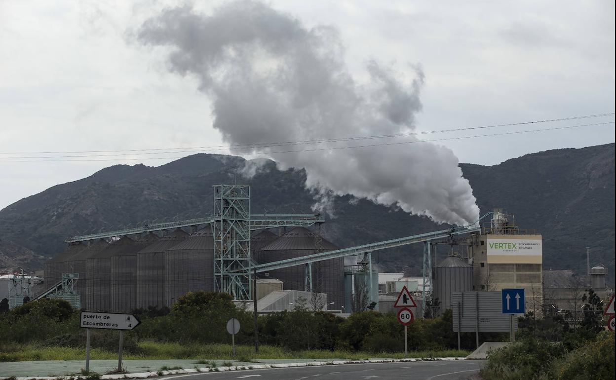 Aspecto del polo energético del Valle de Escombreras este lunes.