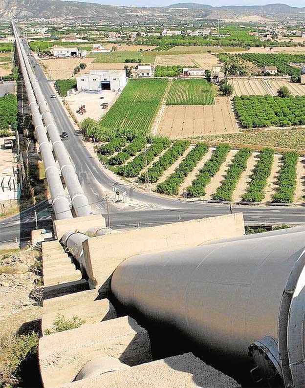 Conducciones del trasvase Tajo-Segura a su paso por la huerta de la Vega Baja, cerca de Orihuela.