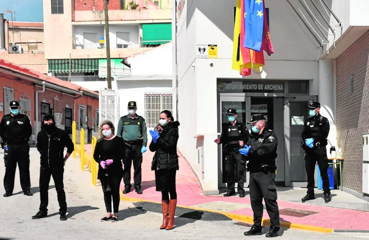 La alcaldesa de Archena (c), junto a los policías, ayer, en el minuto de silencio por el agente fallecido. 