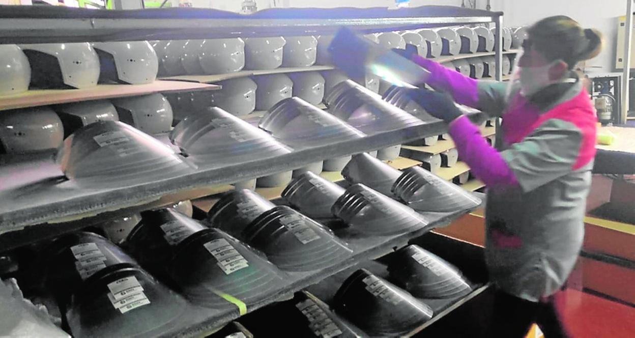 Producción de las mascarillas que van a donar los regantes. 