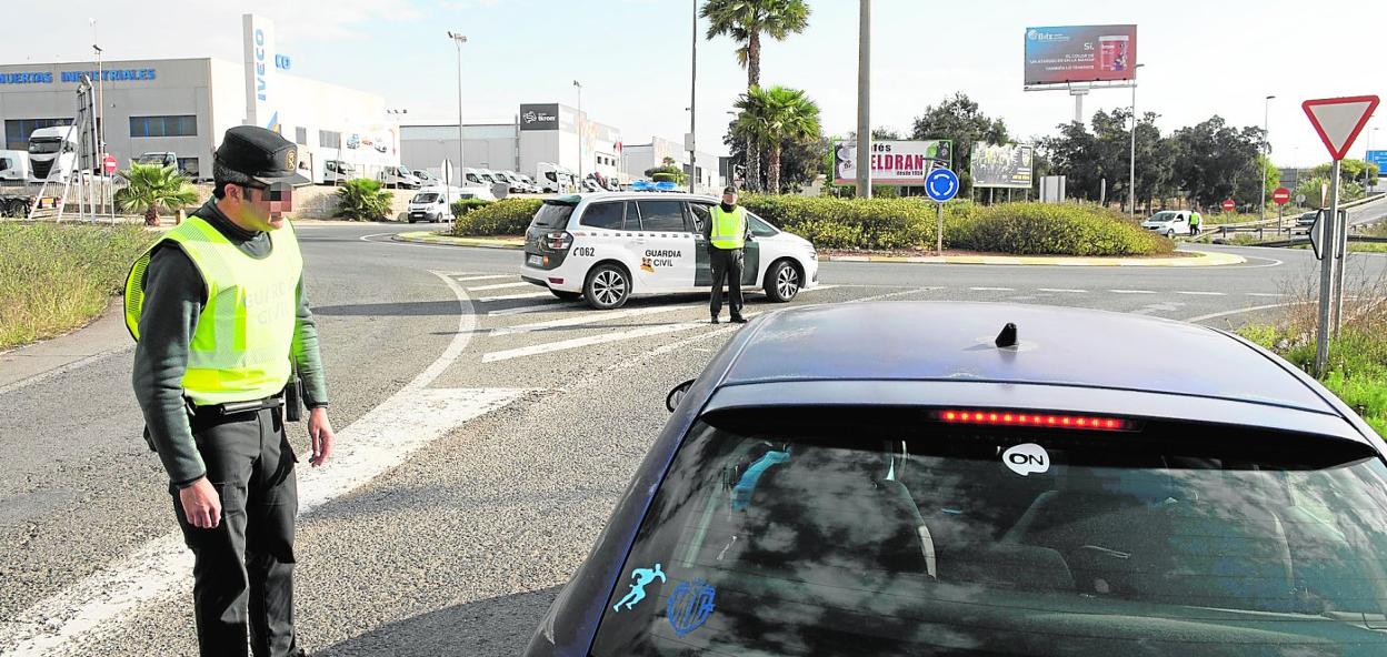 Un agente de la Guardia Civil controla a un vehículo que intentaba acceder en la mañana de ayer al polígono Cabezo Beaza de Cartagena. 