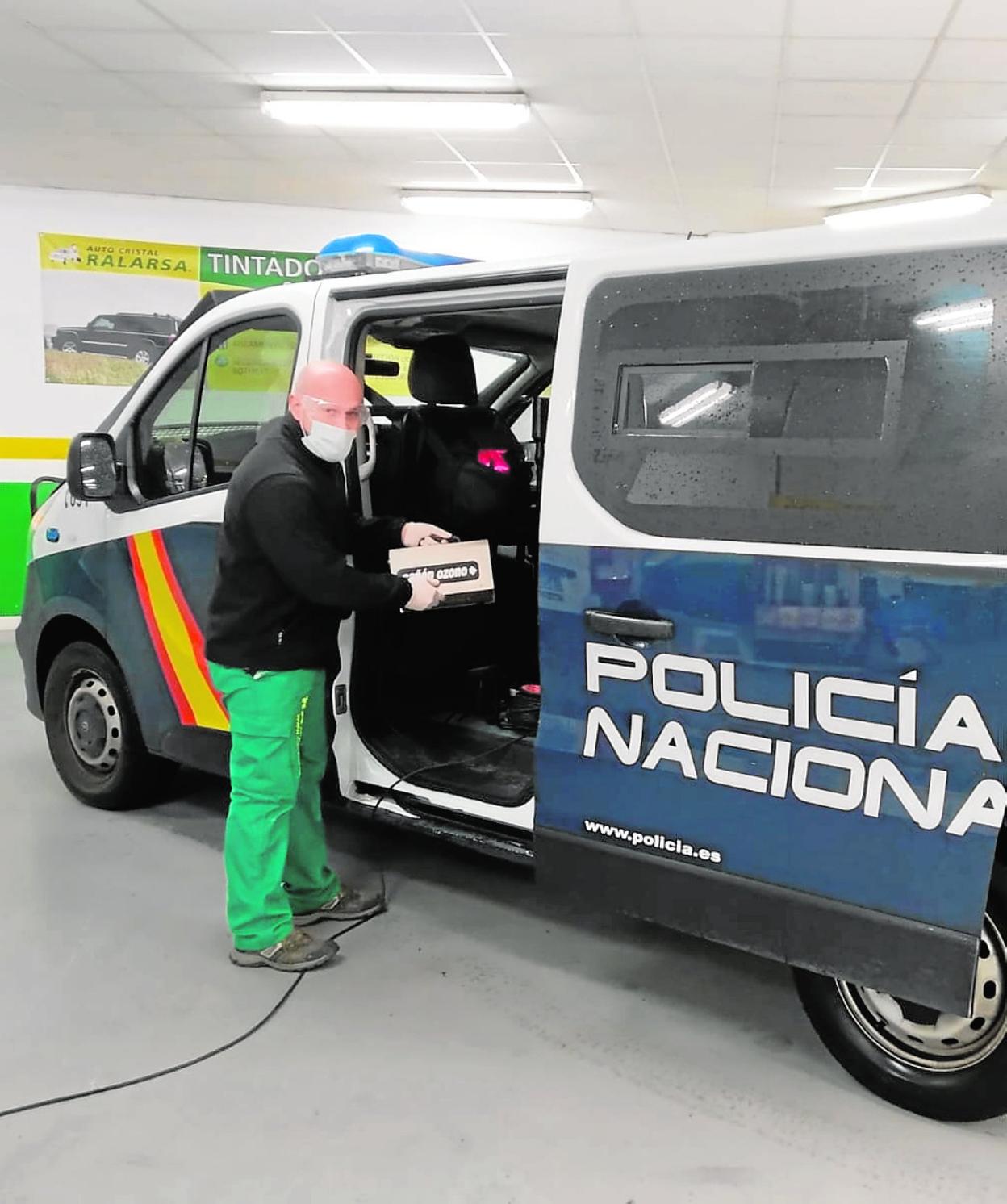Álvaro Sánchez se prepara para desinfectar una furgoneta de la Policía Nacional, en su taller. 