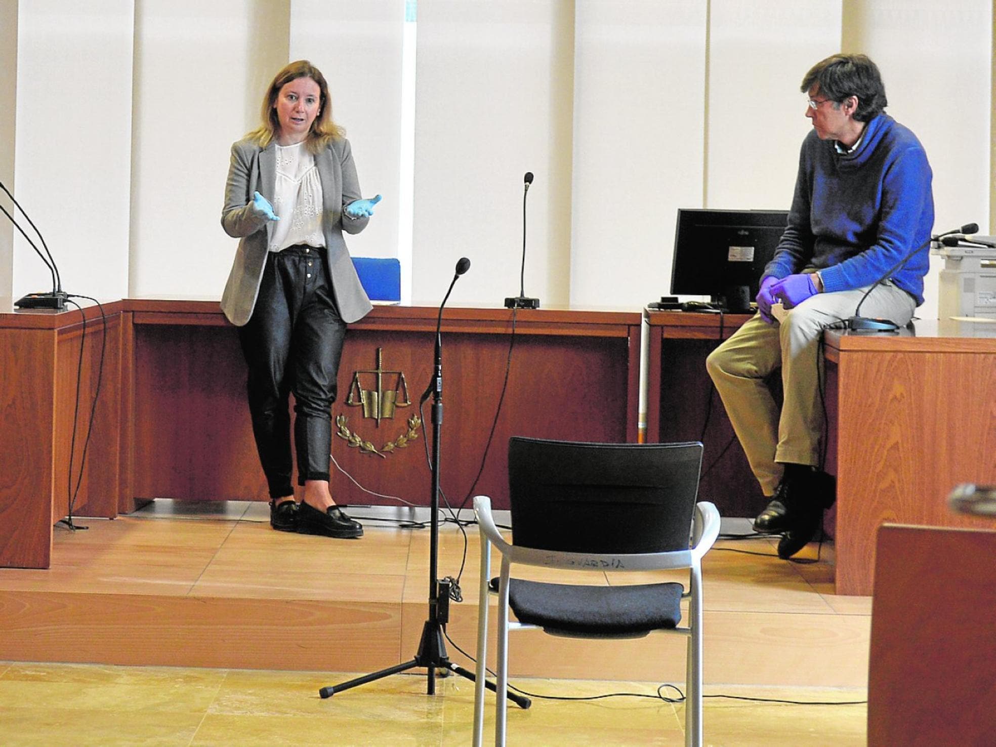 La juez Raquel Lacunza y el fiscal Antonio Maestre, en la sala del juzgado de guardia, ayer. 