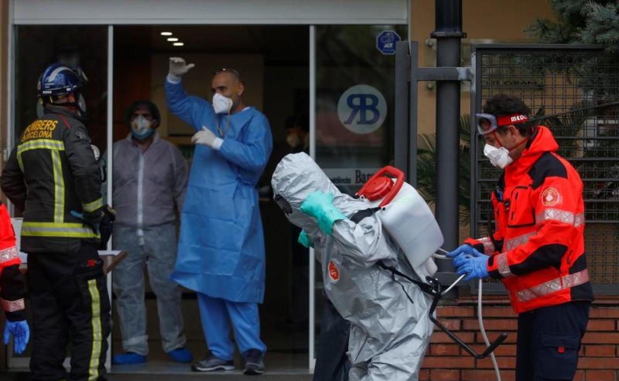 Centro de la tercera edad donde los bomberos realizan tareas de desinfección 