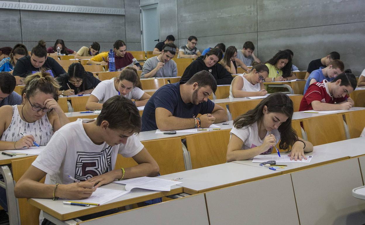 Un grupo de estudiantes realiza una de las pruebas de la EBAU en un aula de Cartagena, en una fotografía de archivo.
