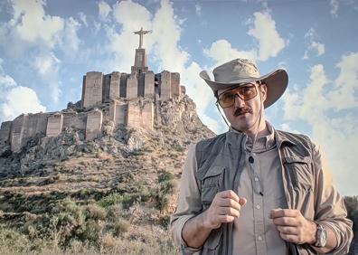 Imagen secundaria 1 - Documental 'Pirámides murcianas' (izq.) y Daniela Santiago caracterizada como 'La Veneno'. 