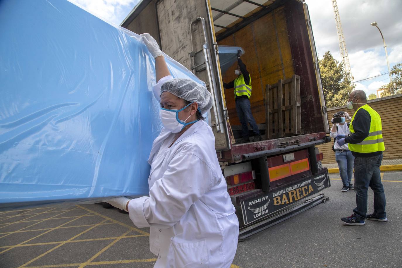 Fotos: El Rosell recibe 100 nuevas camas de hospitalización para hacer frente al coronavirus