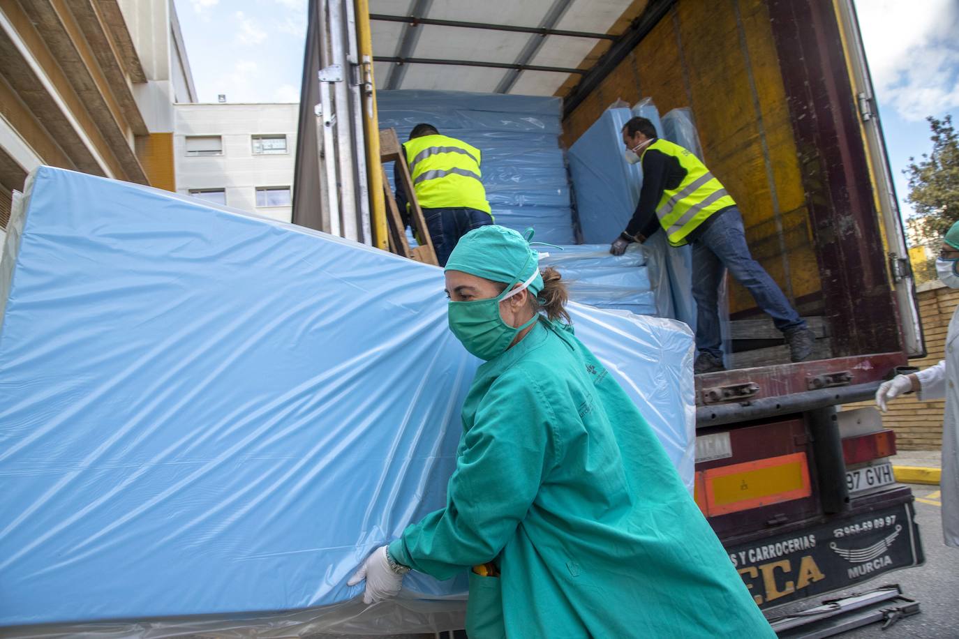 Fotos: El Rosell recibe 100 nuevas camas de hospitalización para hacer frente al coronavirus