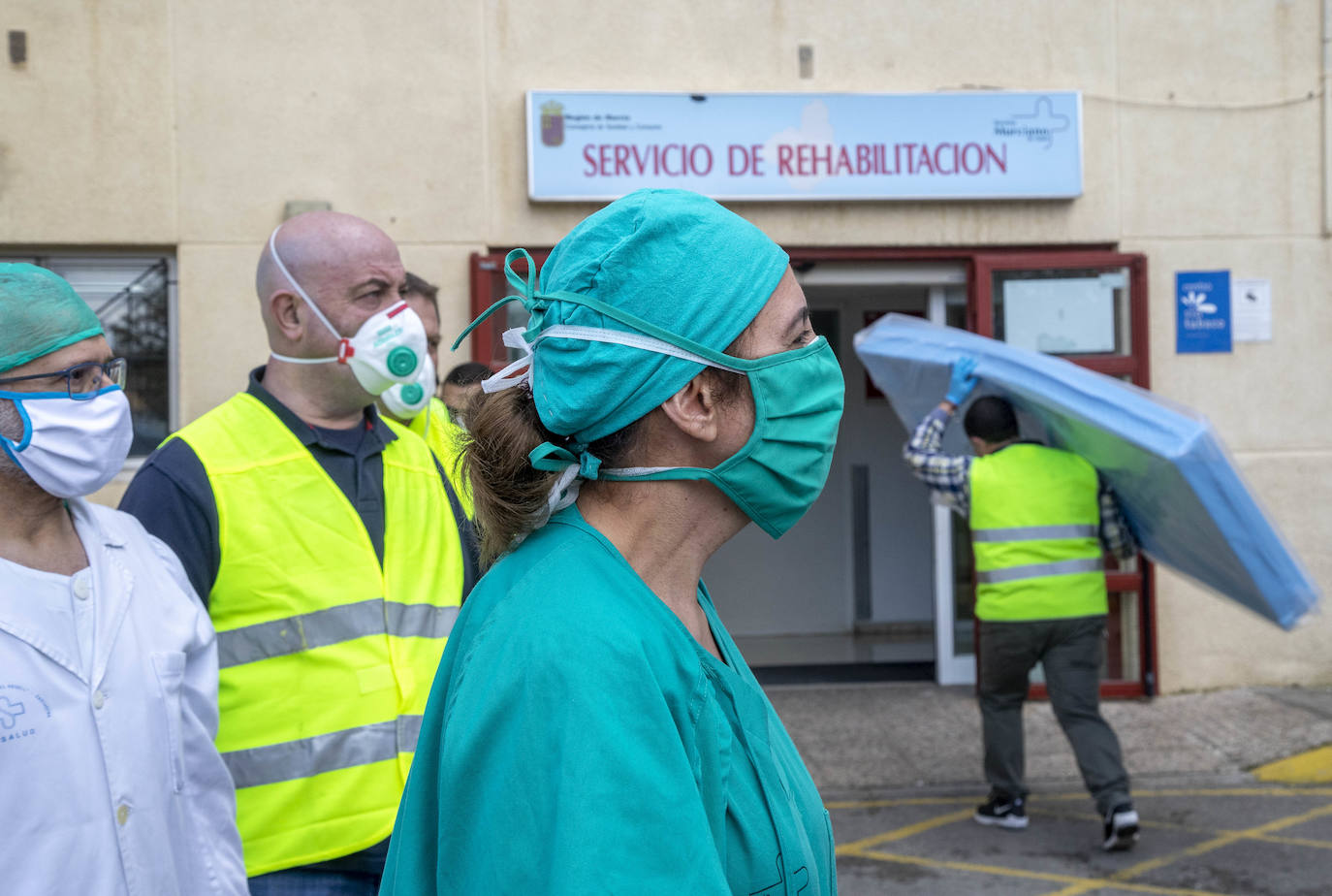 Fotos: El Rosell recibe 100 nuevas camas de hospitalización para hacer frente al coronavirus
