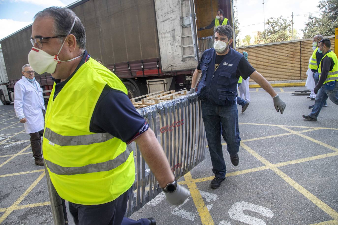 Fotos: El Rosell recibe 100 nuevas camas de hospitalización para hacer frente al coronavirus