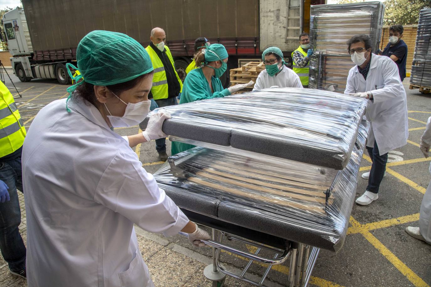 Fotos: El Rosell recibe 100 nuevas camas de hospitalización para hacer frente al coronavirus