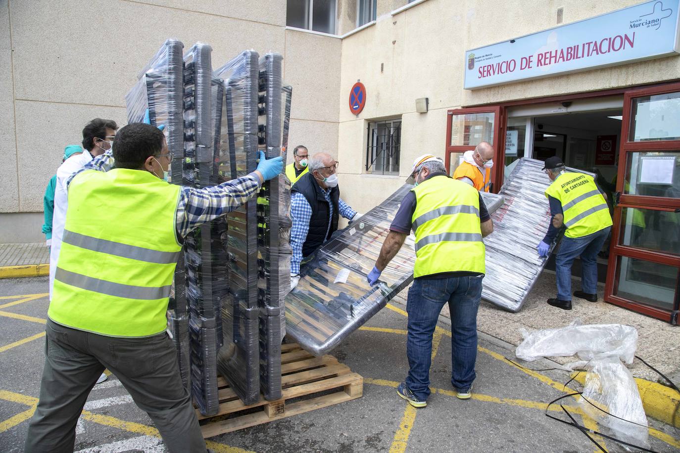 Fotos: El Rosell recibe 100 nuevas camas de hospitalización para hacer frente al coronavirus
