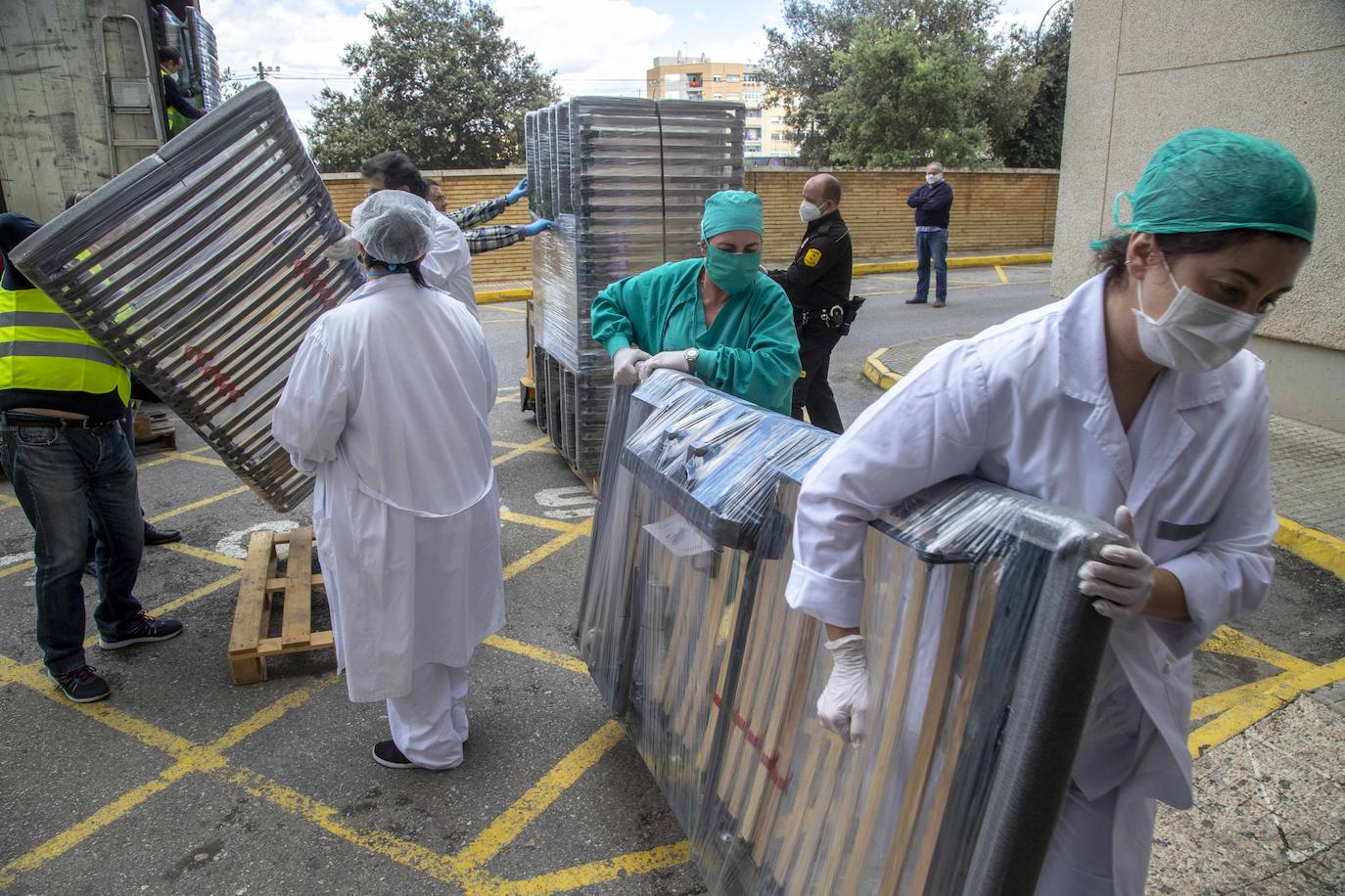 Fotos: El Rosell recibe 100 nuevas camas de hospitalización para hacer frente al coronavirus