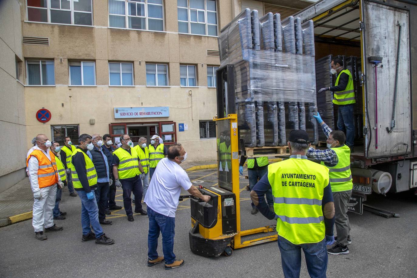 Fotos: El Rosell recibe 100 nuevas camas de hospitalización para hacer frente al coronavirus
