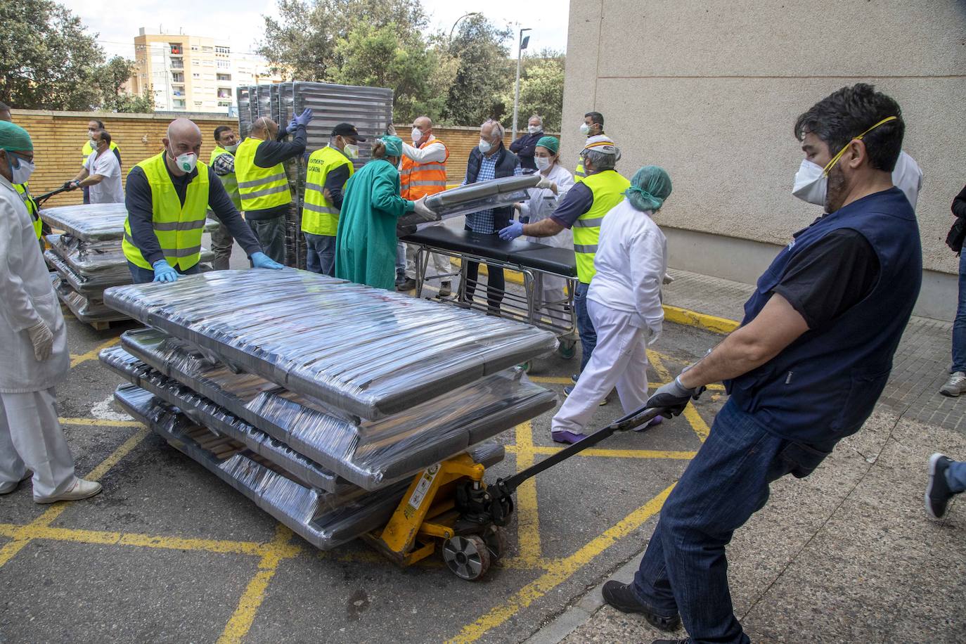Fotos: El Rosell recibe 100 nuevas camas de hospitalización para hacer frente al coronavirus