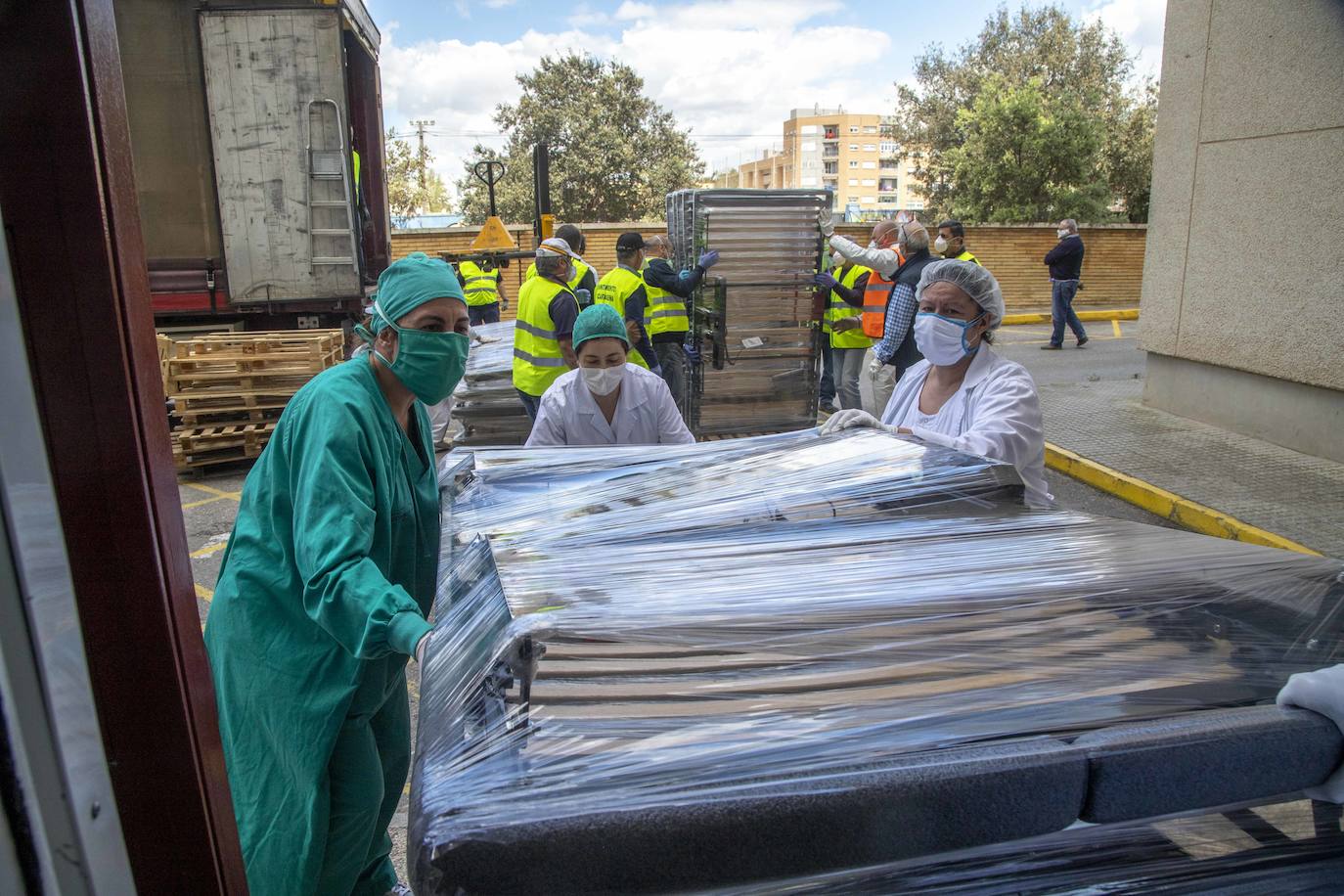 Fotos: El Rosell recibe 100 nuevas camas de hospitalización para hacer frente al coronavirus