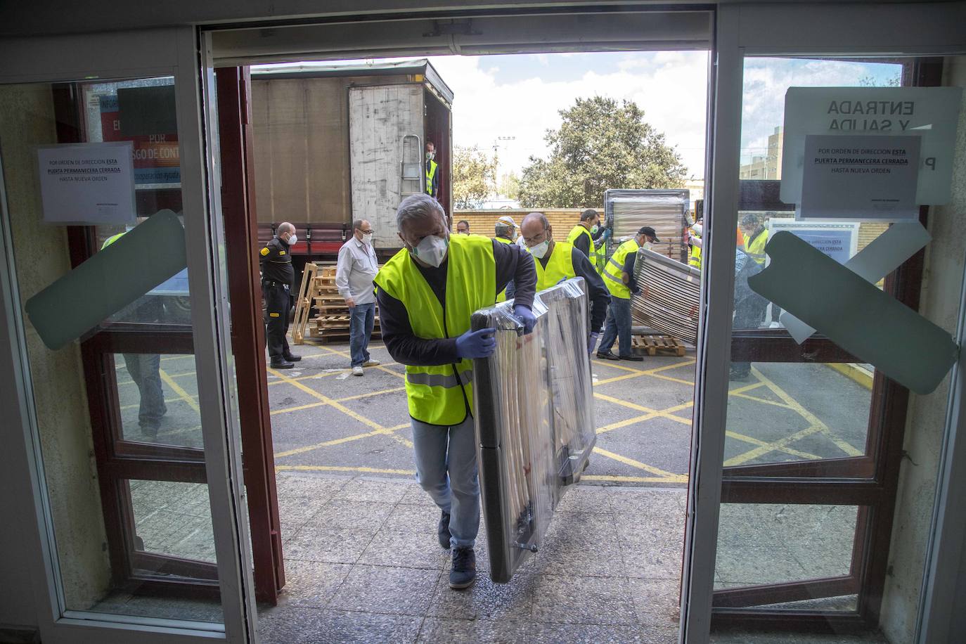 Fotos: El Rosell recibe 100 nuevas camas de hospitalización para hacer frente al coronavirus