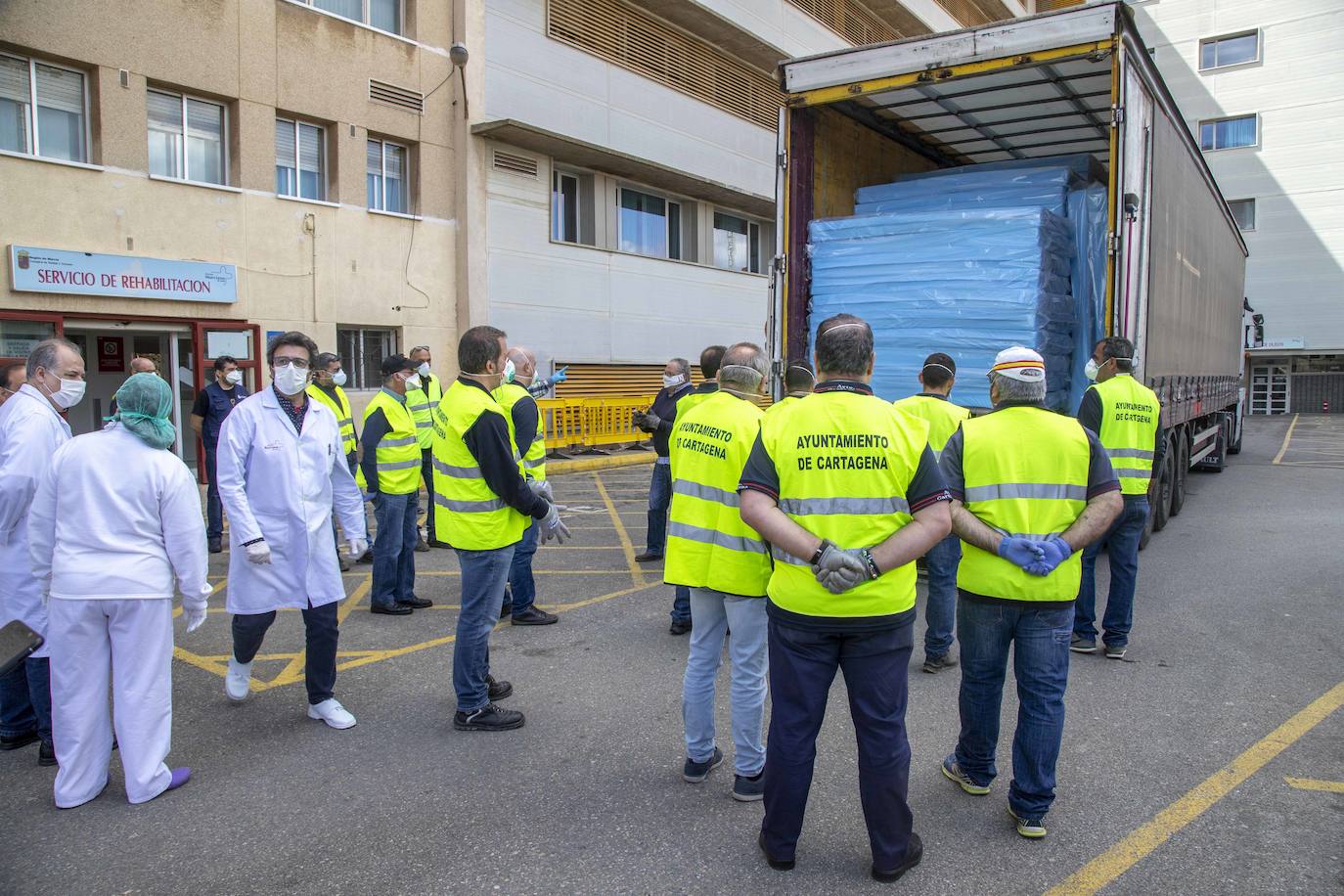 Fotos: El Rosell recibe 100 nuevas camas de hospitalización para hacer frente al coronavirus