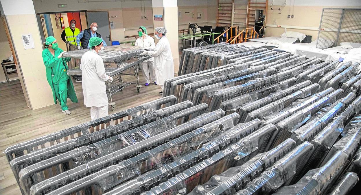 Montaje de las camas llegadas ayer al área de Rehabilitación del Hospital Santa María del Rosell. 