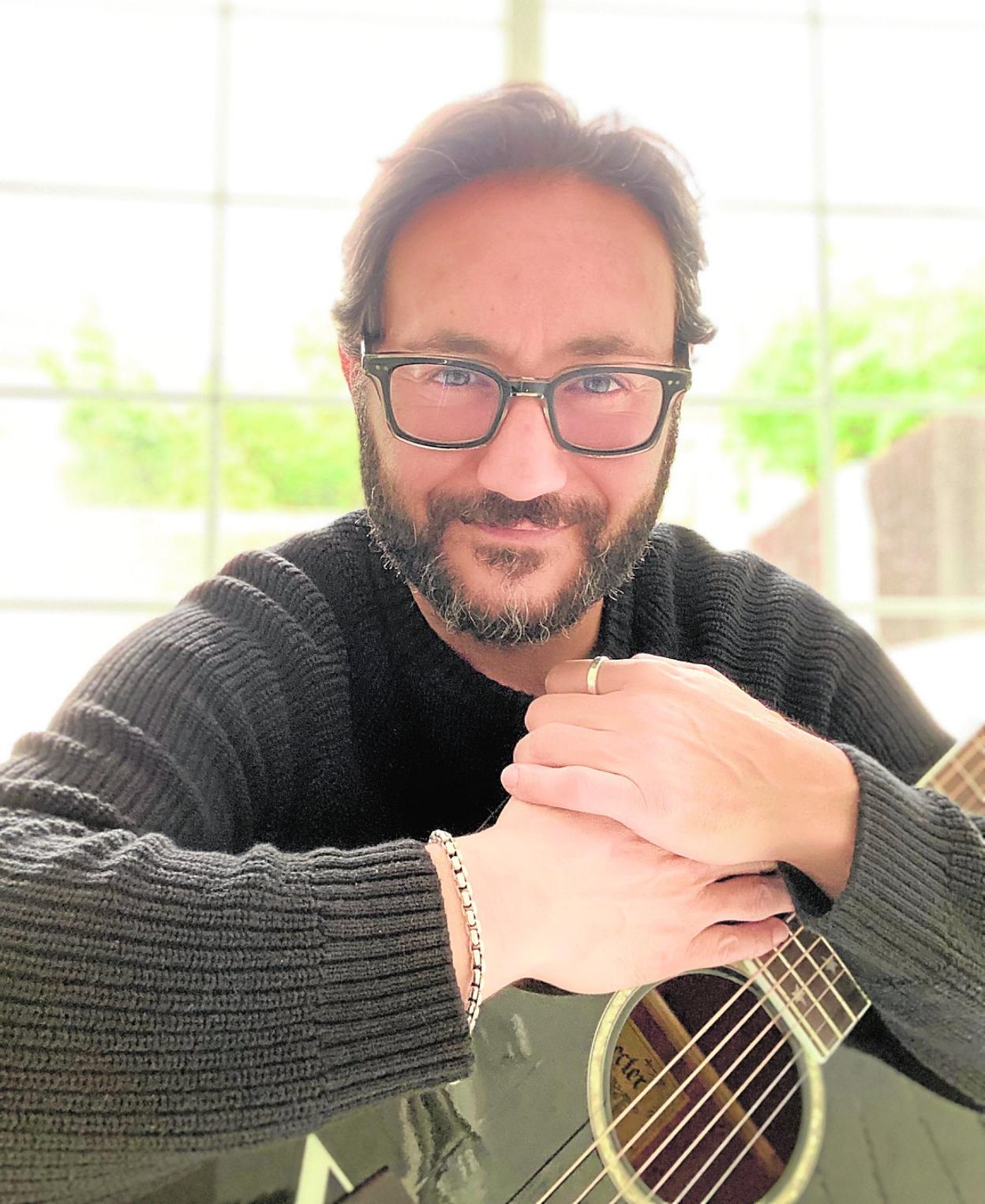 El actor murciano Carlos Santos, con su guitarra. 