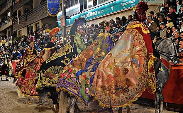 Mantos bordados de la caballeria del Paso Azul. 