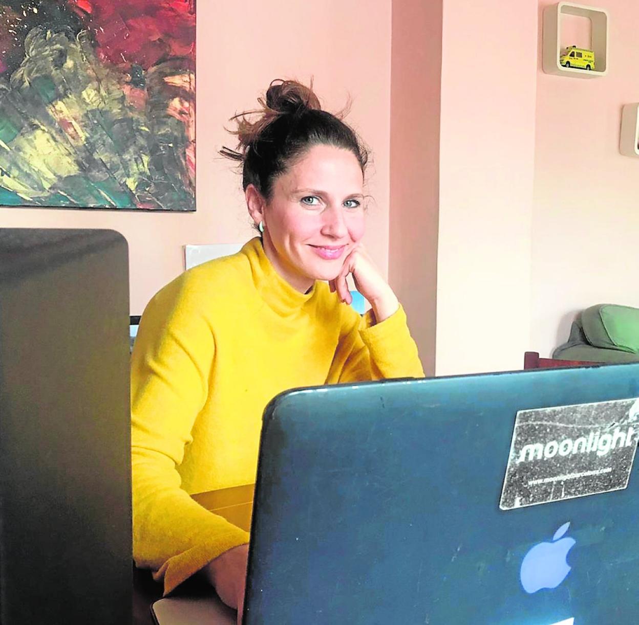 La directora de cine ciezana Manuela Burló Moreno, trabajando en su casa de Madrid. 