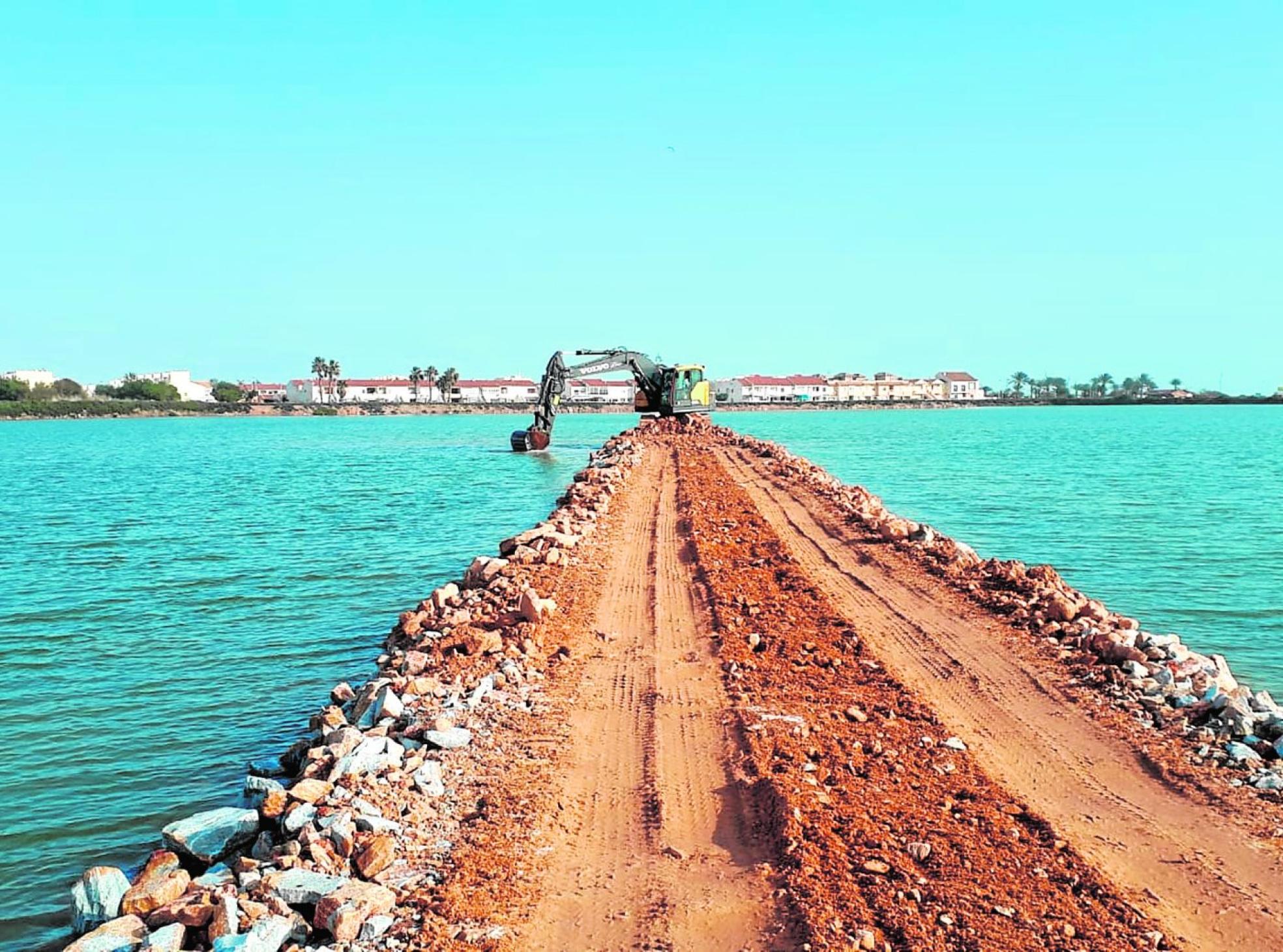 Construcción de motas en Las Salinas de San Pedrodel Pinatar. 