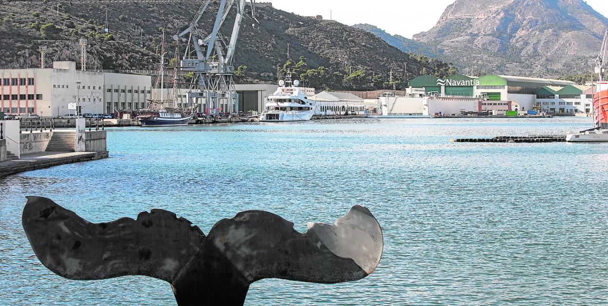 Instalaciones del astillero vistas desde la dársena de botes, con la escultura Cola de Ballena en primer término. 