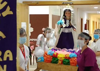 Imagen secundaria 1 - Una residencia de Campos del Río organiza su propia procesión de Semana Santa