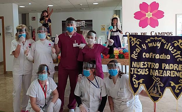 Imagen principal - Una residencia de Campos del Río organiza su propia procesión de Semana Santa