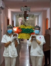 Imagen secundaria 2 - Una residencia de Campos del Río organiza su propia procesión de Semana Santa