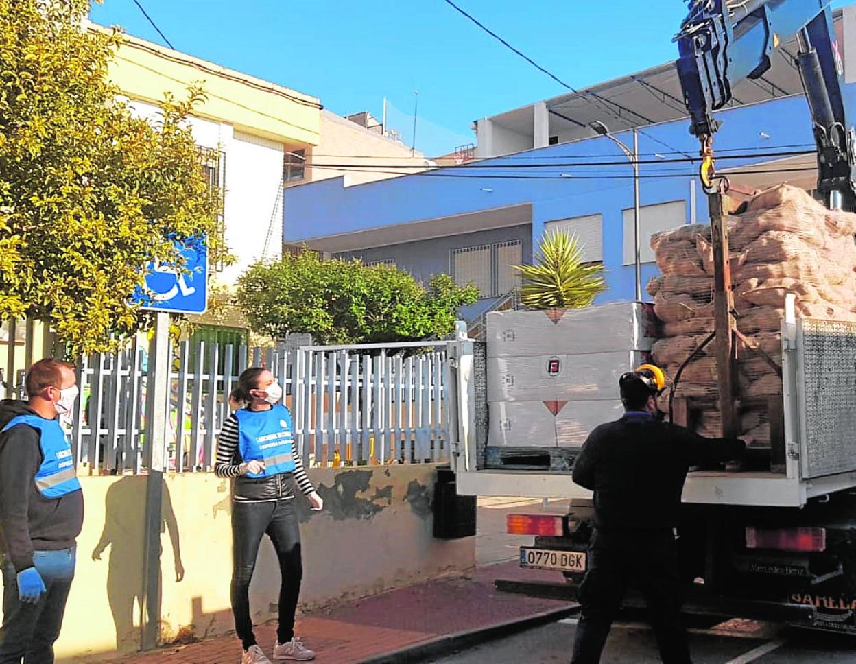 La alcaldesa de Archena, Patricia Fernández, observa algunos de los productos donados, ayer. 