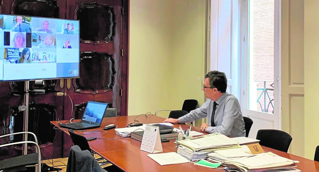 El alcalde José Ballesta, ayer en su despacho, durante la reunión telemática de la Junta de Gobierno. 