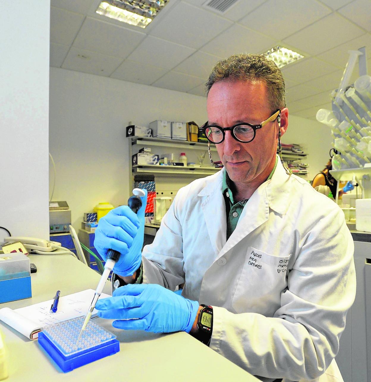 El director del Instituto de Biotecnología Vegetal, Marcos Egea, prepara una placa de PCR. 