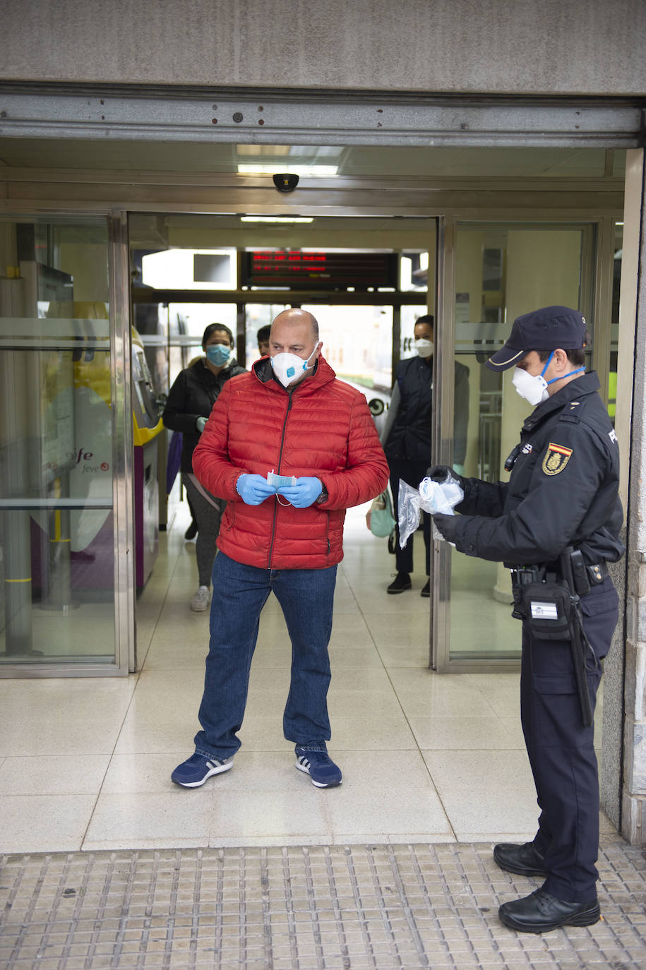 Fotos: Comienza el reparto de 334.000 mascarillas en la vuelta al trabajo en la Región