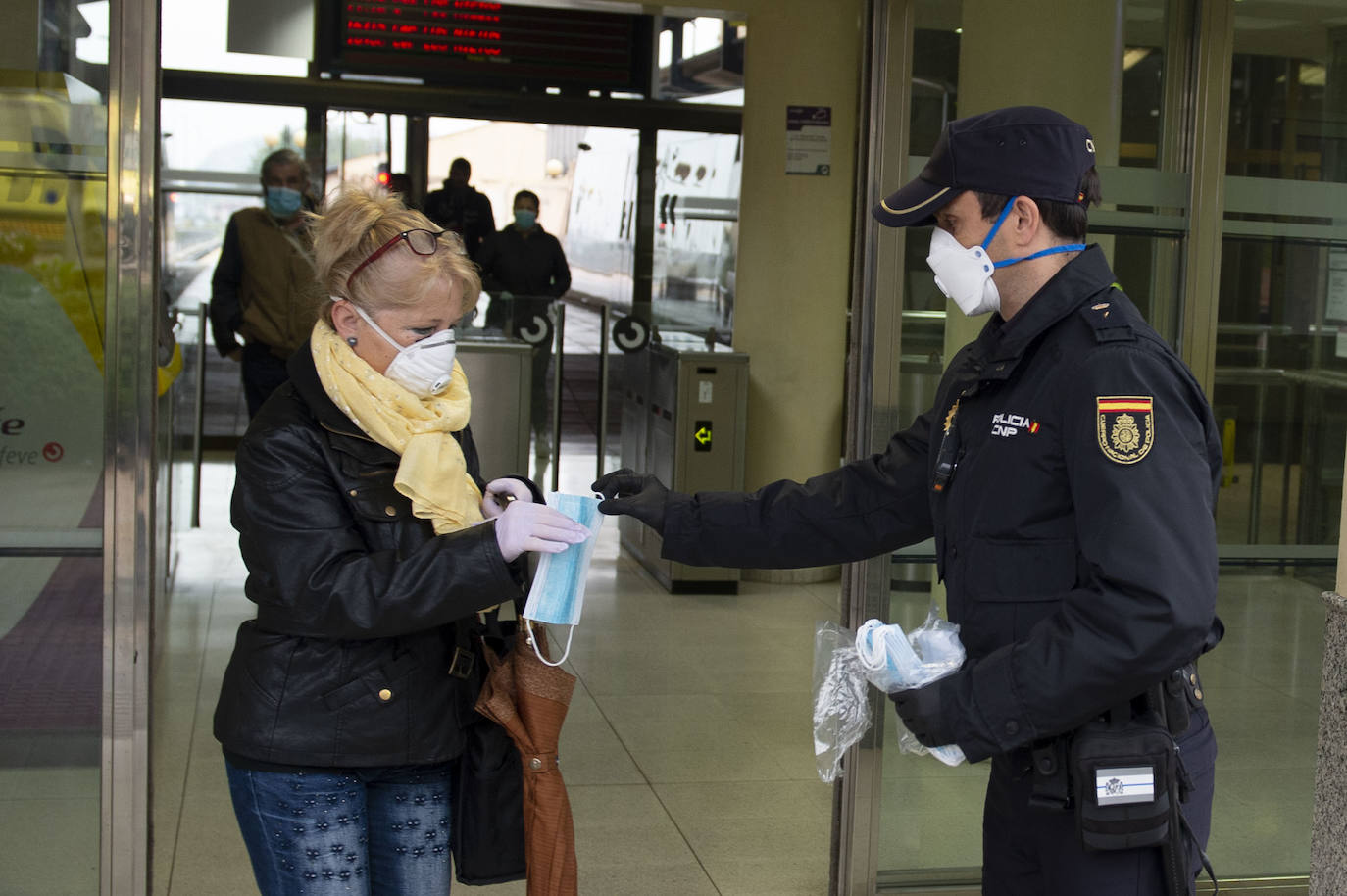 Fotos: Comienza el reparto de 334.000 mascarillas en la vuelta al trabajo en la Región