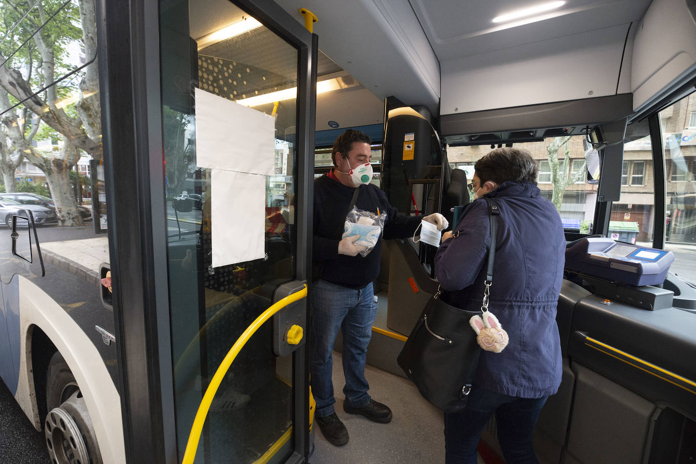 Fotos: Comienza el reparto de 334.000 mascarillas en la vuelta al trabajo en la Región