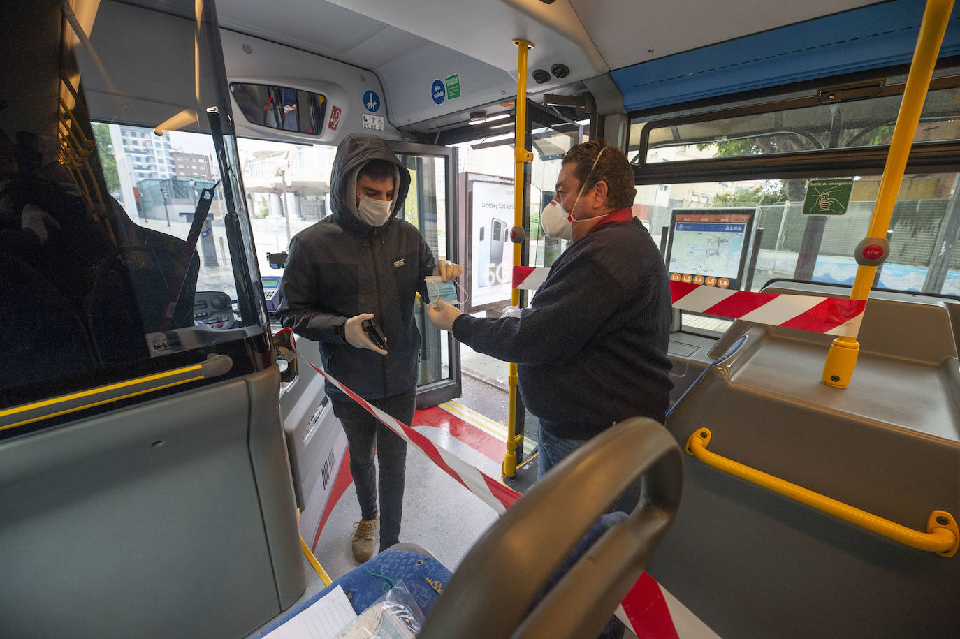 Reparto de mascarillas a bordo de los autobuses urbanos de Cartagena.