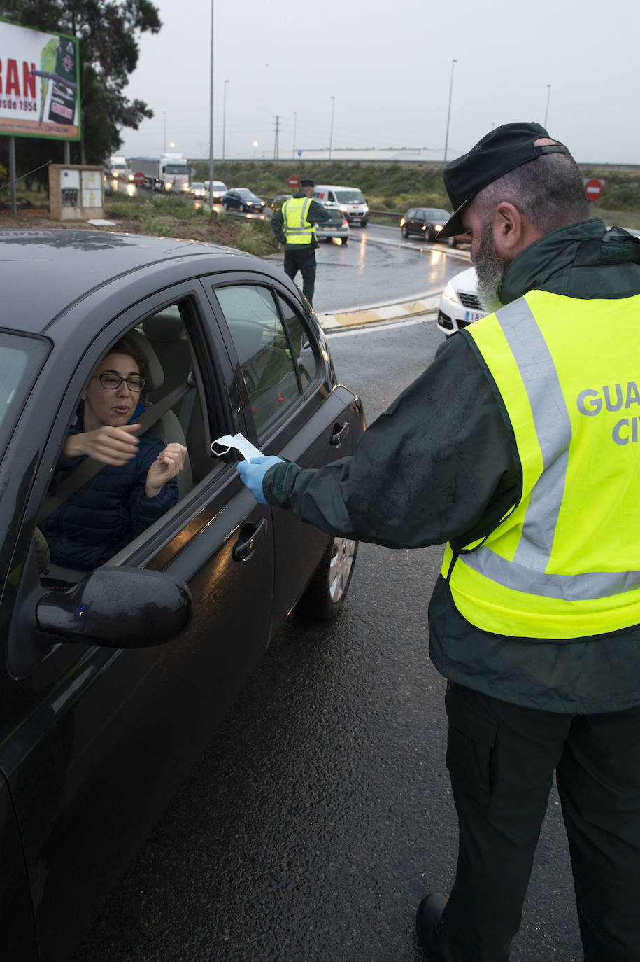 Fotos: Comienza el reparto de 334.000 mascarillas en la vuelta al trabajo en la Región