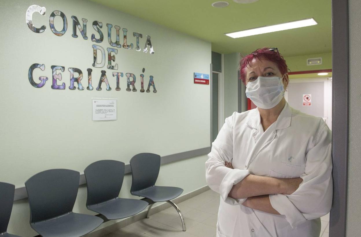 Inés Gil Broceño, protegida con mascarilla, en la consulta de Geriatría del hospital del Rosell de Cartagena. 