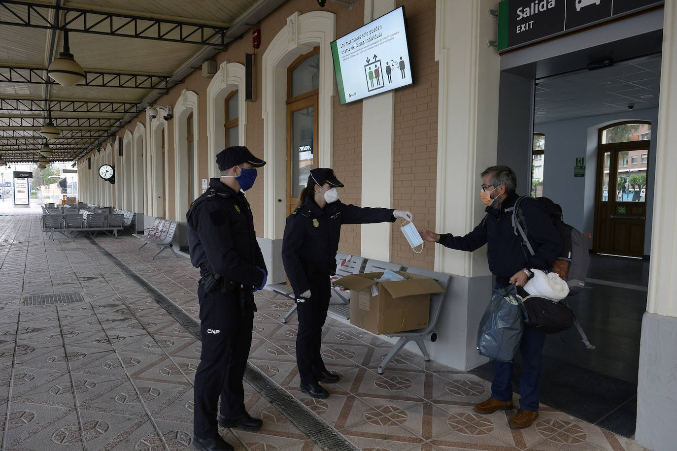 Fotos: Comienza el reparto de 334.000 mascarillas en la vuelta al trabajo en la Región