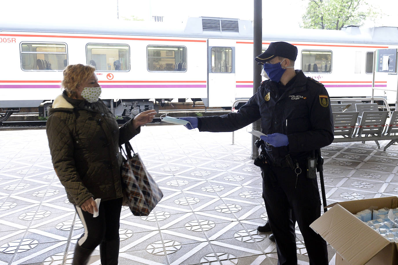 Fotos: Comienza el reparto de 334.000 mascarillas en la vuelta al trabajo en la Región